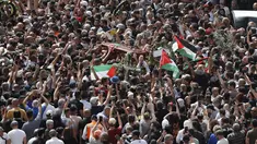 Orang-orang Palestina mengibarkan bendera nasional saat membawa peti mati jurnalis Al-Jazeera Shireen Abu Akleh yang tewas tertembak selama prosesi pemakamannya di dekat Gerbang Jaffa, salah satu gerbang utama Kota Tua Yerusalem, 13 Mei 2022. Shireen Abu Akleh yang merupakan jurnalis senior berusia 51 tahun itu terkena tembakan di kepala ketika meliput serangan Israel di Kota Jenin, di wilayah Tepi Barat yang diduduki pada 11 Mei 2022 lalu. (Ahmad GHARABLI / AFP)
