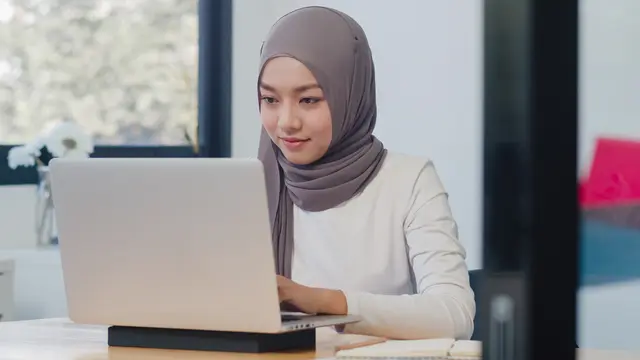 Ilustrasi mengerjakan soal ujian, daring