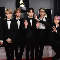 Boyband Korea Selatan, Bangtan Boys alias BTS menghadiri perhelatan Grammy Awards 2019 di Staples Center, Los Angeles, Minggu (10/2). Beberapa member seperti J-Hope, Suga, Jin dan Jongkook memilih mengenakan dasi kupu-kupu. (Jordan Strauss/Invision/AP)