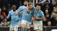 Pemain Manchester City, Kevin De Bruyne (kedua kanan) melakukan selebrasi bersama rekan-rekannya setelah mencetak gol penyeimbang 2-2 ke gawang Newcastle United pada laga lanjutan Liga Inggris 2023/2024 di St James' Park, Newcastle, Inggris, Minggu (14/01/2024) dini hari WIB. (AFP/Oli Scarff)