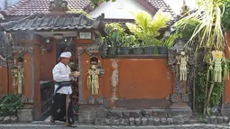 Umat Hindu saat melaksanakan ritual persembahyangan Hari Raya Galungan di Kampung Bali, Bekasi Utara, Bekasi, Jawa Barat, Rabu (16/9/2020). Perayaan Hari Raya Galungan tersebut tetap menerapkan protokol kesehatan secara ketat untuk mencegah penyebaran COVID-19. (Liputan6.com/Herman Zakharia)