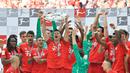 Pemain Bayern Munchen, Robert Lewandowsk, mengangkat trofi Bundesliga usai mengalahkan Frankfurt di Allianz Arena, Jerman, Sabtu (18/5). Munchen menang 5-1 atas Frankfurt. (John Macdougall/AFP)
