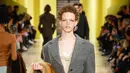 Miu Miu dikenal sebagai “adik ceria” dari Prada yang lebih akademis dan serius. Koleksi ini membawa nuansa muda dengan siluet remaja yang diperbarui, seperti celana track pleated, setelan rok wol, dan bolero terstruktur. Detail asimetris pada pullover ber-resleting dan gaun floral yang jatuh dari bahu menciptakan kesan “meminjam pakaian kakak” yang sedikit kebesaran. [Dok/Miu Miu].