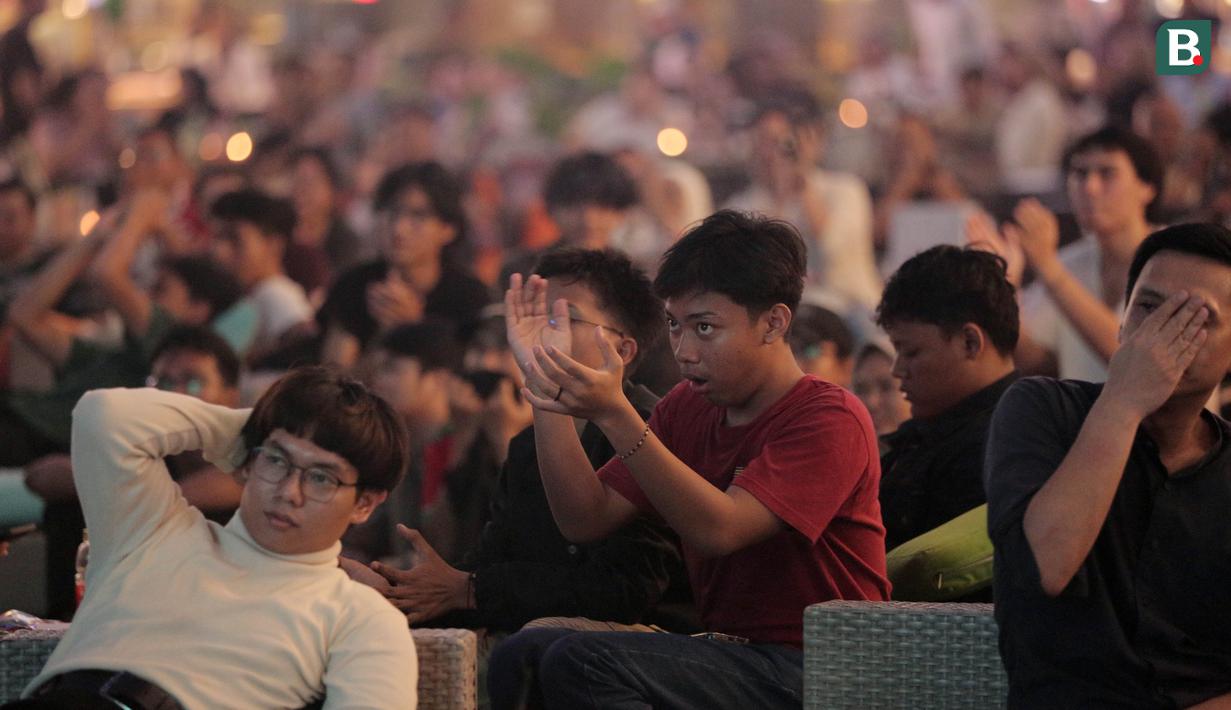 Sejumlah pendukung Timnas Indonesia U-17 memeriahkan acara nonton bareng Piala Dunia U-17 2023 di Avenue of The Stars Lippo Mall Kemang, Jakarta, Jumat (10/11/2023). (Bola.com/Adine Wirya)