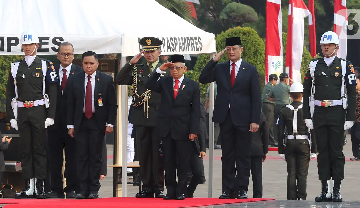 Wakil Presiden Ma'ruf Amin memberi hormat saat tiba menghadiri upacara peringatan Hari Pahlawan Nasional di Taman Makam Pahlawan (TMP) Utama Kalibata, Jakarta Selatan, Minggu (10/11/2019). (Liputan6.com/Herman Zakharia)