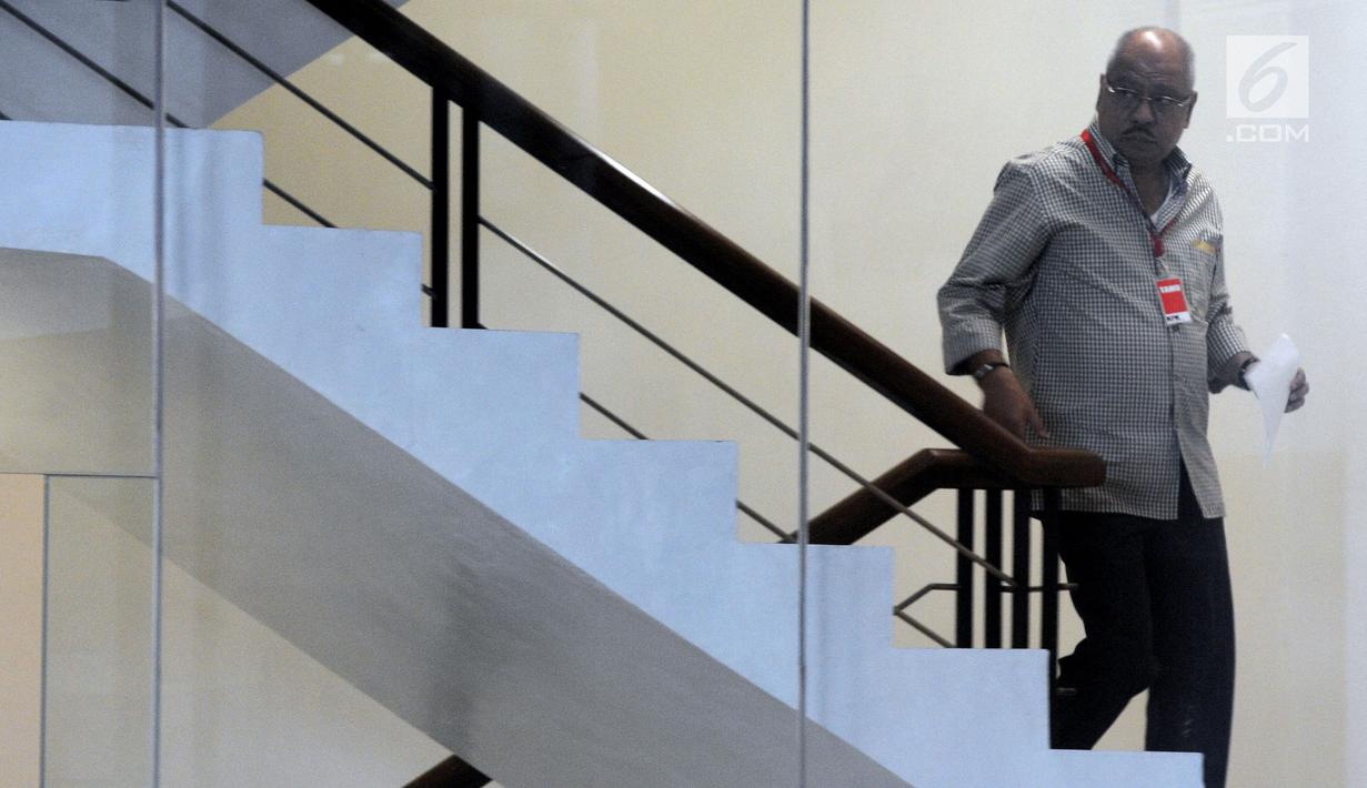 Politikus Partai Golkar, Melchias Markus Mekeng menaiki tangga menuju ruang pemeriksaan di Gedung KPK, Jakarta, Rabu (19/9). Ketua Fraksi Golkar di DPR itu diperiksa sebagai saksi dalam kasus suap PLTU Riau-1. (Merdeka.com/Dwi Narwoko)