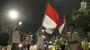 Anak-anak mengibarkan bendera merah ptih saat pawai obor di kawasan Mampang Prapatan, Jakarta, Sabtu (12/5). Pawai obor berkeliling dari Pejatan sampai Warung Buncit menyambut Ramadan 1439 H. (Liputan6.com/Herman Zakharia)