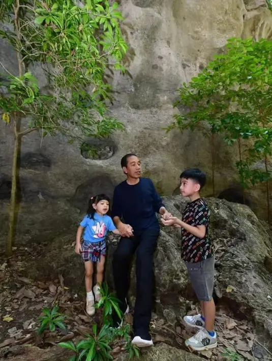 Presiden Jokowi sendiri bergaya kasual dengan kaus lengan panjang dan sneakers. Sambil menggandeng dua cucunya yang memakai celana pendek. [Foto: Instagram @erinagudono]