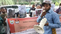 Sejumlah mahasiswa yang tergabung dalam Mahasiswa Kabupaten Intan Jaya Se Jawa-Bali Geruduk Gedung Komisi Pemilihan Umum (KPU) Pusat, Jakarta, Selasa (14/3). (Liputan6.com/Helmi Afandi)