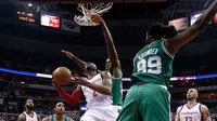 John Wall (2) berusaha memasukan bola saat melawan Celtics di semifinal Playoffs NBA 2017, Washington (12/5). Di pertandingan ini tembakan tiga angka Wall di detik-detik akhir mengubur impian Celtics mengamankan tiket final. (AP Photo / Alex Brandon)