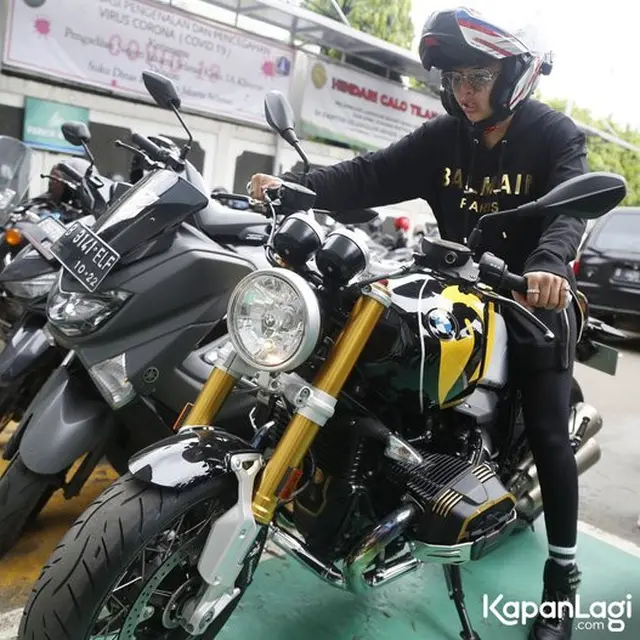 6 Potret Sangar Nikita Mirzani Naik Moge saat Hadiri Sidang