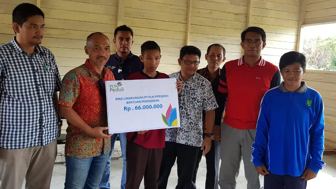 Bocah Pemanjat Tiang Bendera