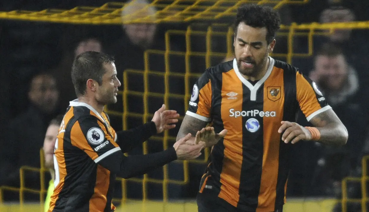 Pemain Hull City, Tom Huddlestone (kanan) merayakan golnya ke gawang Manchester United pada laga semifinal Piala Liga Inggris di KCOM stadium, Hull (26/1/2017). Hull menang 2-1. (AP/Rui Vieira)