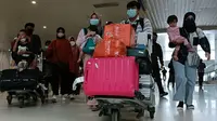 Penumpang pesawat yang baru tiba di terminal kedatangan Bandara SAMS Sepinggan Balikpapan, pada Sabtu (7/5/2022). (Liputan6.com/Apriyanto)
