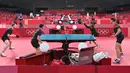 Pemain tenis meja Jerman (depan) melakukan sesi latihan jelang Olimpiade Tokyo 2020 di Tokyo Metropolitan Gymnasium, Tokyo, Jepang, Rabu (21/7/2021). Olimpiade Tokyo 2020 akan dibuka pada 23 Juli 2021. (Jung Yeon-je/AFP)