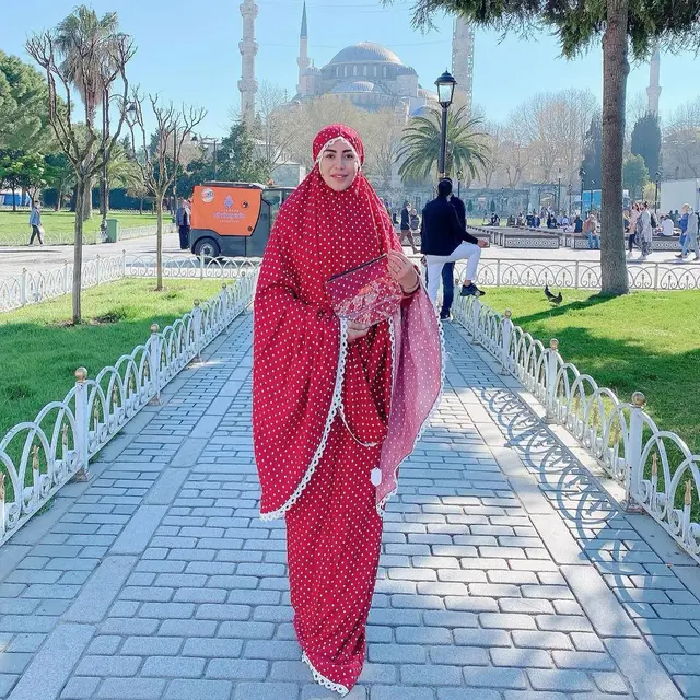 Makin Berseri, Ini 6 Potret Terbaru Cinta Penelope yang Kini Tinggal di Turki