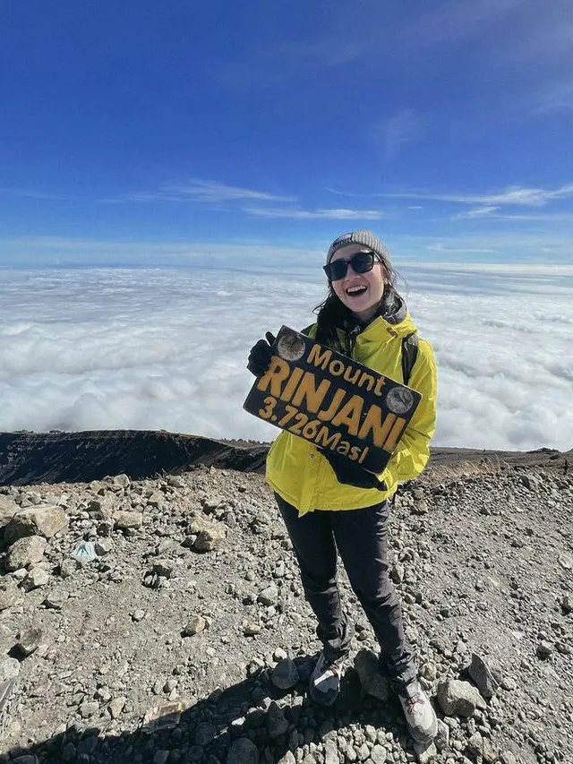 Potret Outfit Febby Rastanty Saat naik gunung, credit: @febbyrastanty