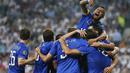 Arturo Vidal merayakan gol yang dicetak oleh Alvaro Morata ke gawang Real Madrid. (Reuters/Sergio Perez)