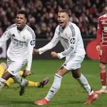 Rodrygo menjadi bintang kemenangan Real Madrid di kandang Brest dengan memborong dua gol. Satu gol lainnya dicetak oleh Jude Bellingham. (AP Photo/Thibault Camus)