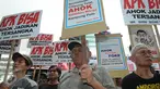 Sejumlah masa yang tergabung dalam Gerakan Lawan Ahok melakukan aksi unjuk rasa di depan Gedung Komisi Pemberantasan Korupsi (KPK), Jakarta, Senin (7/12). (Liputan6.com/Helmi Afandi)