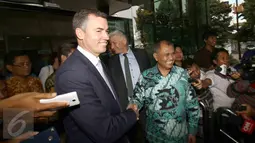 Menteri Kehakiman Australia Michael Keenan (kiri) berjabat tangan dengan Pimpinan KPK, Agus Rahardjo usai melakukan nota kesepakatan di Gedung KPK, Jakarta, Kamis (2/2). (Liputan6.com/Helmi Afandi)