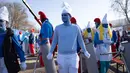 Orang-orang berpakaian dan berdandan serba biru seperti Smurf dalam upaya pemecahan rekor dunia di Lauchringen, Jerman, 16 Februari 2019. Pertemuan tersebut untuk memecahkan rekor orang dengan kostum Smurf terbanyak di dunia. (CONSTANT FORME-BECHERAT/AFP)