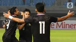 Indonesia unggul terlebih dahulu lewat gelandang Witan Sulaeman pada menit 61' setelah memanfaatkan umpan cantik Dendy Sulistyawan. (Liputan6.com/Herman Zakharia)