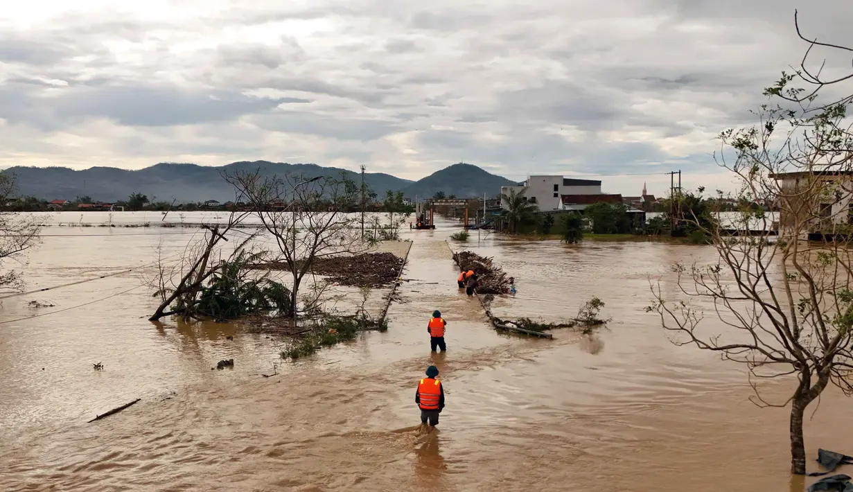 Pada Selasa (30/9/2025), Topan Bualoi menghantam pantai Vietnam dan menyebabkan sejumlah kerusakan yang cukup parah. (Phan Duy/AFP)