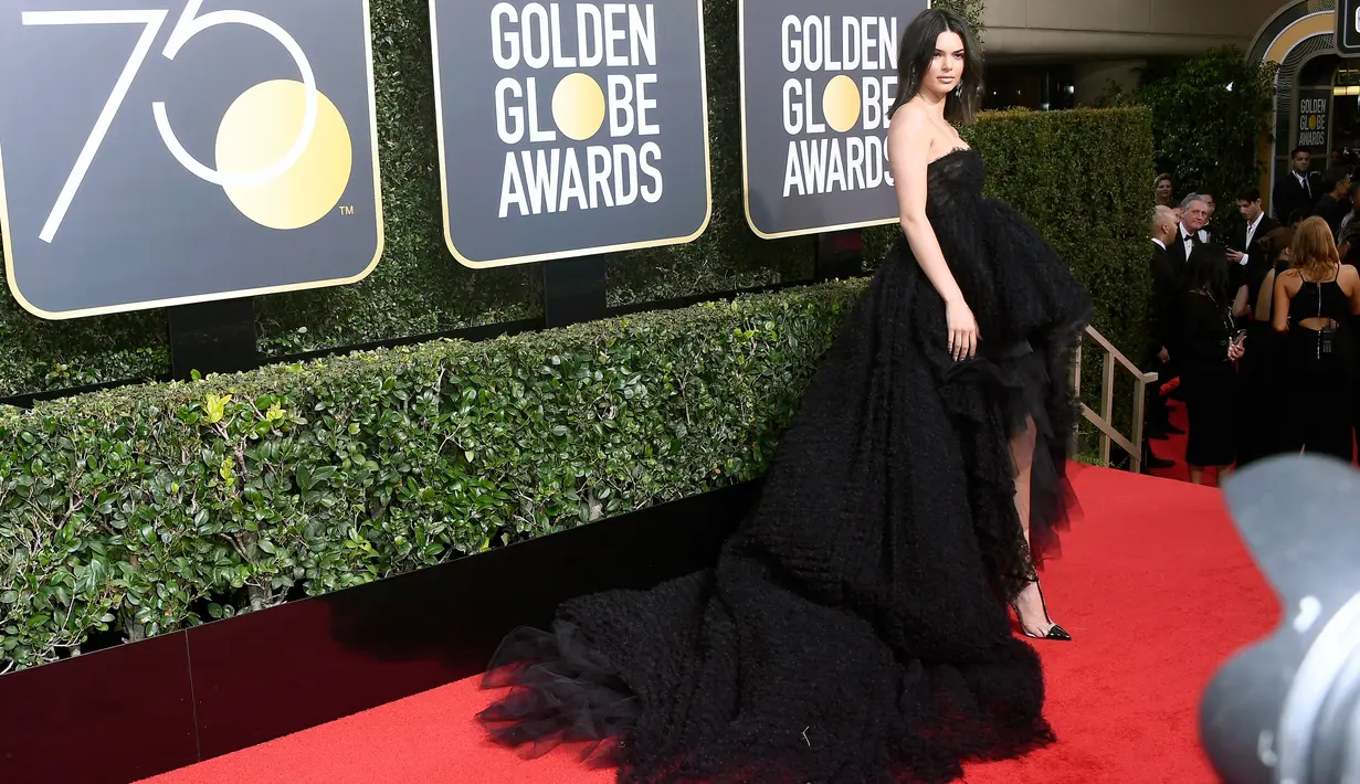 Kendall Jenner berpose di karpet merah ajang penghargaan film Golden Globe Awards 2018 di California, Minggu (7/1). Pertama kali diundang ke ajang penghargaan film bergengsi tersebut, Kendall sukses memukau semua mata. (Frazer Harrison/Getty Images/AFP)