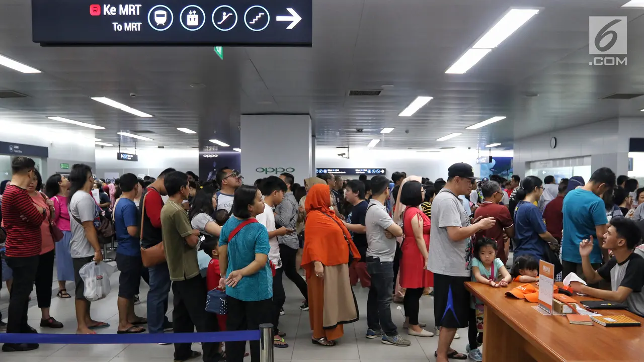 Naik Kereta MRT Selama Libur Lebaran