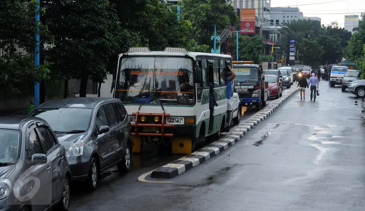 Sejumlah kendaraan terlihat antre untuk bisa melintasi ruas Jalan Kemang Raya, Minggu (28/8). Penutupan terkait proses pengeringan lokasi parkir bawah tanah pertokoan akibat banjir yang terjadi sejak Sabtu malam (27/8). (Liputan6.com/Helmi Fithriansyah)