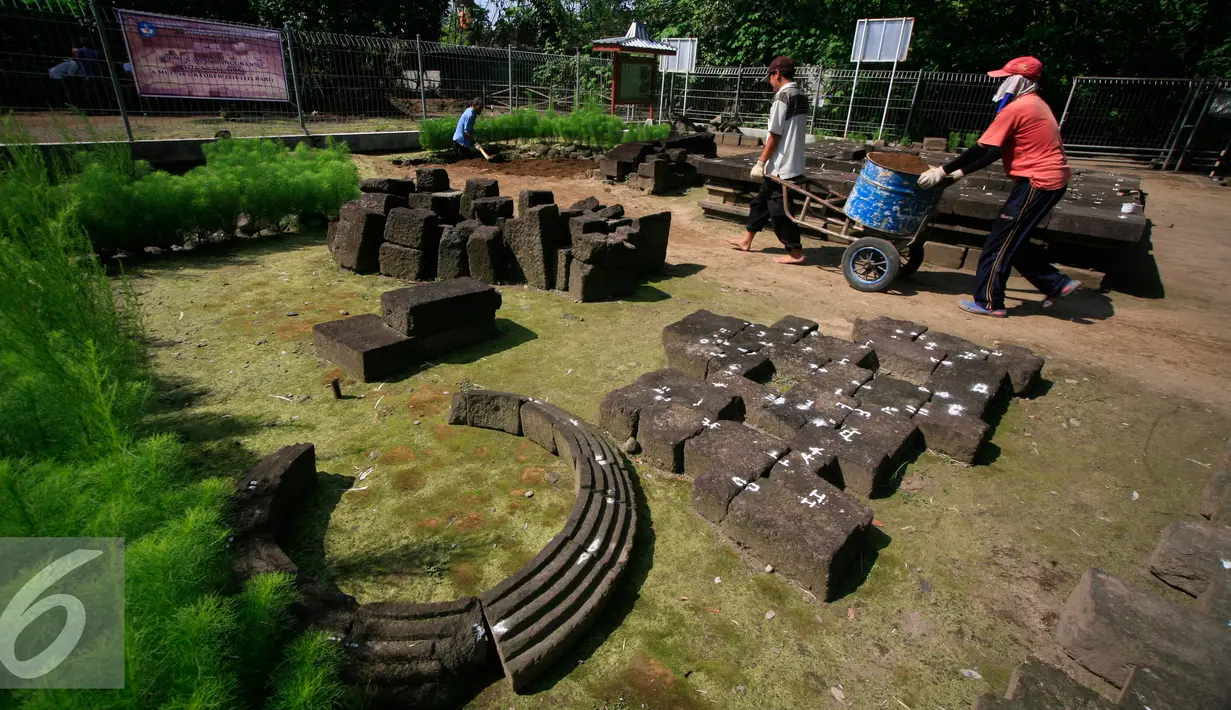 Sejumalah pekerja melintasi bagian bagunan situs candi Palgading, Ngaglik, Sleman, Kamis (12/5/16). Candi peninggalan zaman kerajaan mataram Kuno ini akan di pugar hingga 10 Oktober 2016. (Liputan6.com/Boy Harjanto)