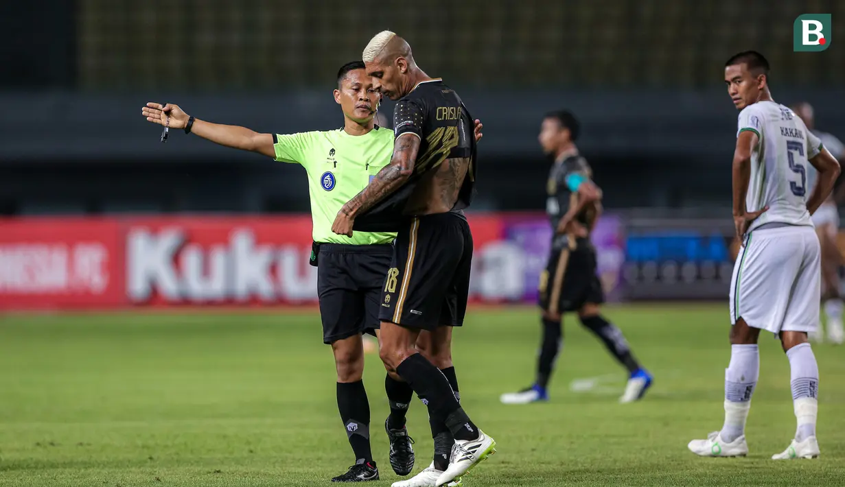 Pemain Bhayangkara FC, Crislan Henrique (kedua kiri) memperlihatkan jerseynya yang robek kepada wasit saat laga lanjutan BRI Liga 1 2023/2024 antara Bhayangkara FC melawan Persib Bandung di Stadion Patriot Candabhaga, Bekasi, Sabtu (23/09/2023). (Bola.com/Bagaskara Lazuardi)