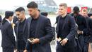 Pemain Jerman, Sami Khedira dan Ilkay Gundogan berdiskusi saat tiba di Moskow, Selasa (12/6/2018). Jerman datang ke Rusia untuk mempertahankan gelar juara Piala Dunia. (AFP/Daniel Roland)