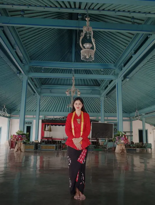 Biasa tampil feminis lewat fashion kekinian, gaya Hana Saraswati pakai kebaya ini banjir pujian dari penggemarnya. (Lipuatn6.com/IG/@hanahaho)