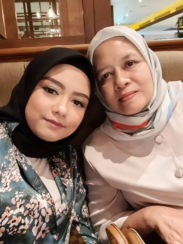 Tika Ramlan dan Ibunda