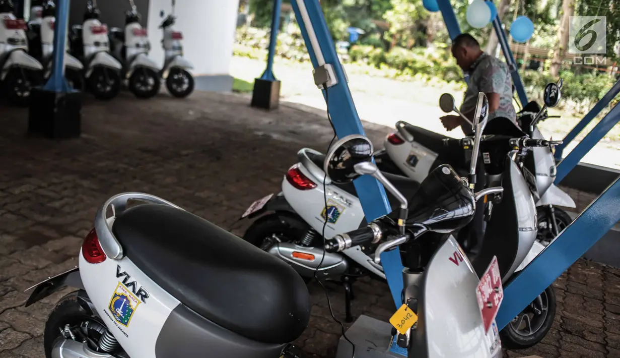 Petugas mengecek motor listrik di Taman Marga Satwa Ragunan, Jakarta, Kamis (13/12). Pemprov DKI menerima hibahan 50 motor listrik Viar Q1, 2 stasiun listrik tenaga surya, dan 3 stasiun pengisian listrik. (Liputan6.com/Faizal Fanani)