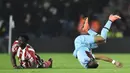 Pemain Southampton, Victor Wenyama dan pemain West Ham, Dimitri Payet, terjatuh saat berlaga di Stadion St Mary, Inggris, Sabtu (6/2/2016). Southampton berhasil menang 1-0 atas West Ham. (Reuters/Hannah McKay)