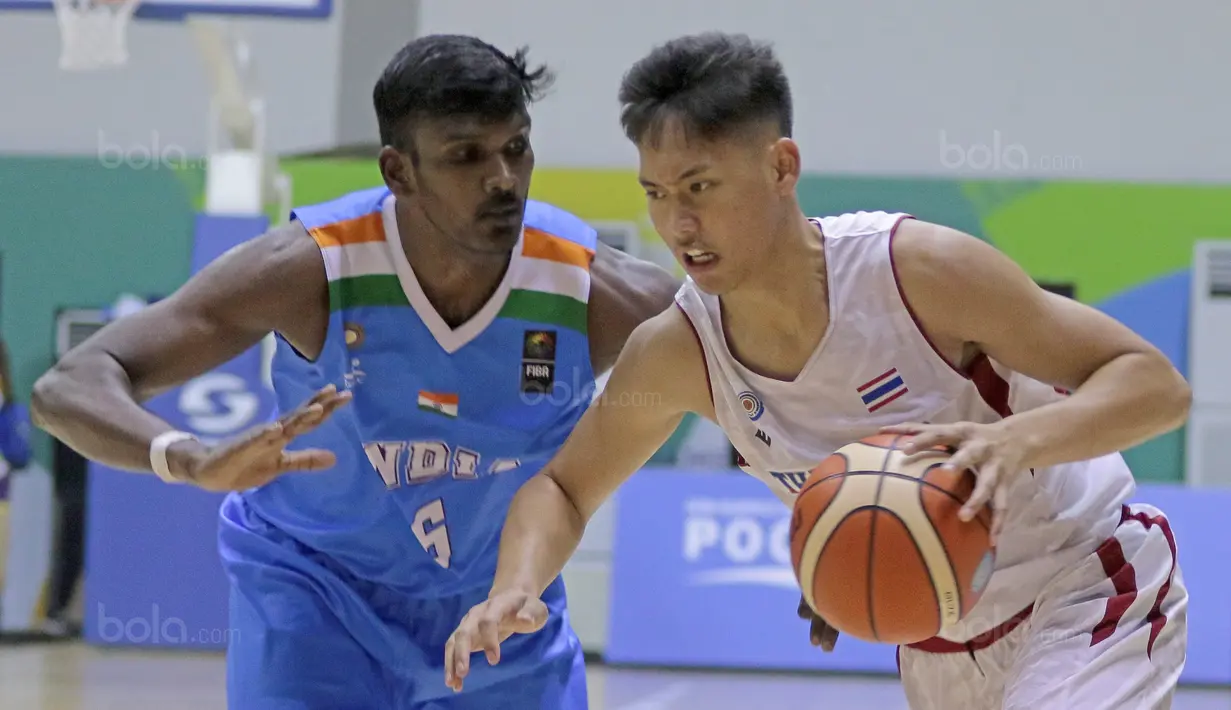 Pemain Basket Thailand, Boonserm Naratip (kanan) mencoba melewati pemain India, Annadurai Aravind pada laga test event Basket Asian Games 2018 di Hall A Senayan, Jakarta, Rabu (7/2/2018). Thailand  menang 79-72. (Bola.com/Nicklas Hanoatubun)