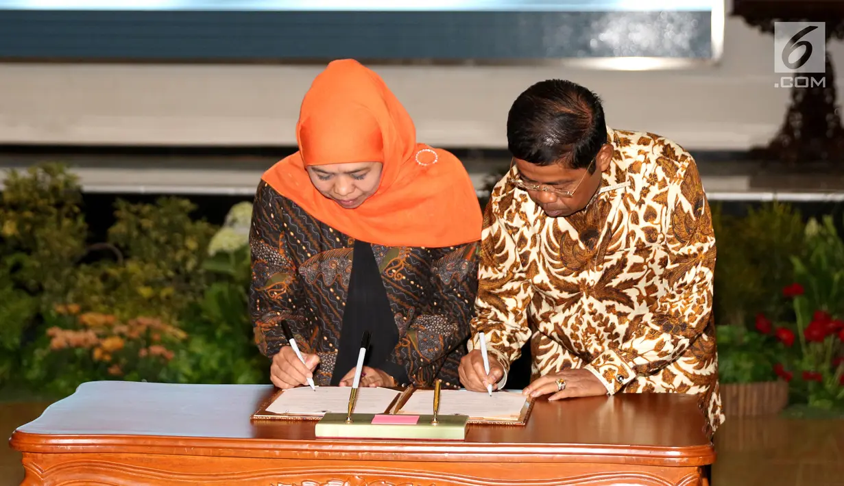Idrus Marham dan Khofifah Indar Parawansa menandatangani surat serah terima jabatan (sertijab) Menteri Sosial di Kantor Kementerian Sosial, Salemba, Jakarta Pusat, Kamis (18/1). Hal ini menyusul reshuffle oleh Presiden Jokowi. (Liputan6.com/Angga Yuniar)