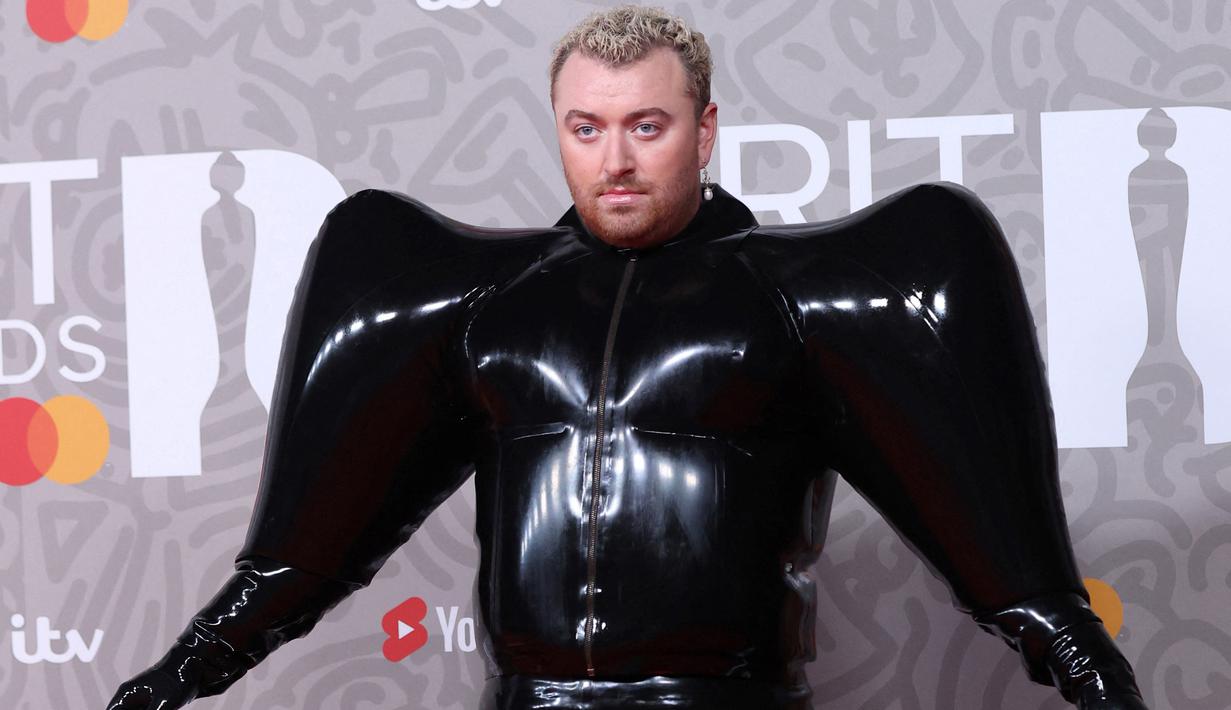 Sam Smith berpose pada karpet merah Brit Awards 2023 di London, Sabtu (11/2/2023). Penyanyi 30 tahun ini masuk untuk kategori Song of The Year untuk Lagu Unholy dan Best Pop/R&B Act.  (Photo by ISABEL INFANTES / AFP)