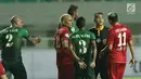 Pemain PS TNI dan Arema FC melakukan protes kepada wasit Ikhsan Prasetya Jati saat laga lanjutan Liga 1 Indonesia di Stadion Pakansari, Bogor, Senin (3/7). Laga kedua tim berakhir imbang 0-0. (Liputan6.com/Helmi Fithriansyah)