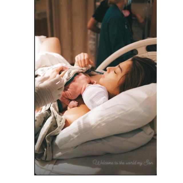 6 Potret Nikita Willy dan Indra Priawan Peluk Baby Izz, Wajah Langsung Diungkap