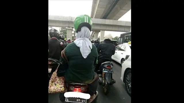 4. Nggak muat kali ya helmnya?