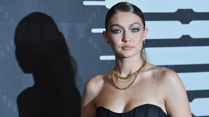 Model Gigi Hadid berpose saat tiba menghadiri Savage X Fenty Show yang disuguhkan oleh Amazon Prime Video di Brooklyn, New York (10/9/2019). Gigi Hadid tampil cantik memakai korset hitam dengan jeans biru muda. (AFP Photo/Dimitrios Kambouris)