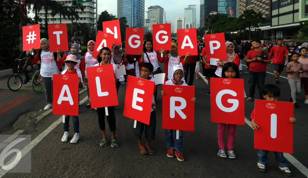 Ibu dan anak saat mengikuti pawai mengkampanyekan Bunda Tanggap Alergi dengan 3K kenali, konsultasikan, dan kendalikan di sekitar Bundaran HI, Jakarta, Minggu (17/4/2016). (Liputan6.com/Johan Tallo)