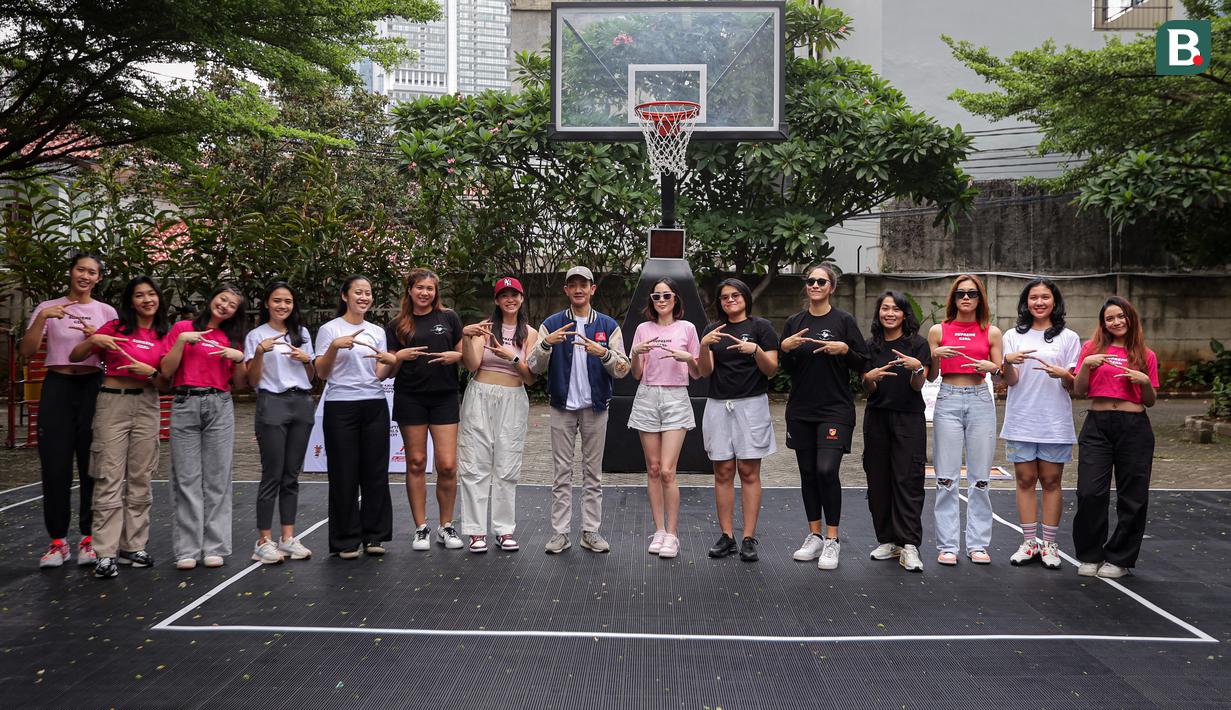 Mereka berkumpul di tengah lapangan dan berfoto bersama sebelum berganti baju untuk bertanding. (Bola.com/Bagaskara Lazuardi)