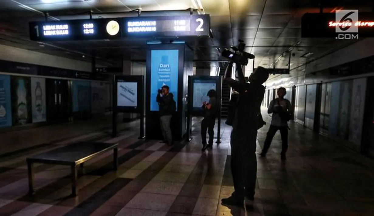 Awak media mengambil gambar suasana Stasiun MTR Bendungan Hilir saat terjadi pamadaman listrik di wilayah Jabodetabek, Jakarta, Minggu (4/8/2019). Listrik padam terjadi akibat gangguan pada sisi transmisi Ungaran dan Pemalang. (Liputan6.com/JohanTallo)