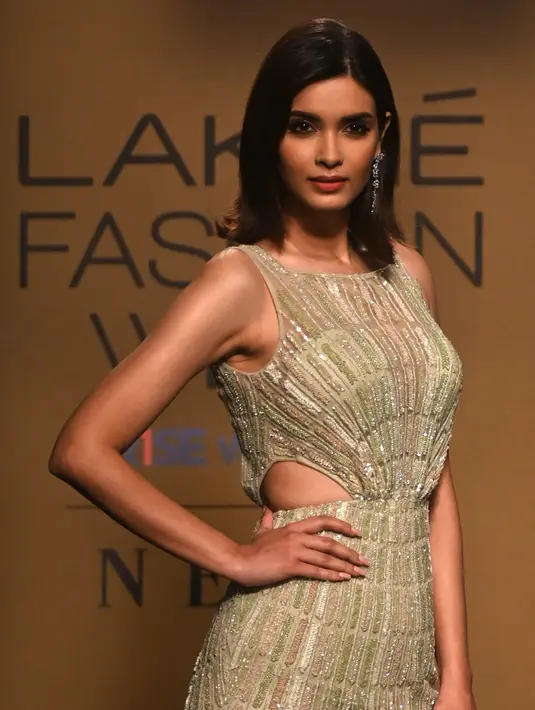 Aktris Bollywood Diana Penty berpose mempersembahkan kreasi desainer Pallavi Mohan pada hari pertama FDCI x Lakme Fashion Week di Mumbai pada 12 Oktober 2022. Diana adalah alumni dari St. Xavier's College Mumbai. (AFP/Punit Paranjpe)