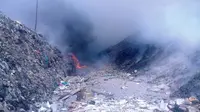 Kabut asap terjadi akibat terbakarnya Tempat Pembuangan Akhir Sampah (TPA) di Tamangapa Antang, Kecamatan Manggala, Makassar, Sulsel. (Liputan6.com/Ahmad Yusran)